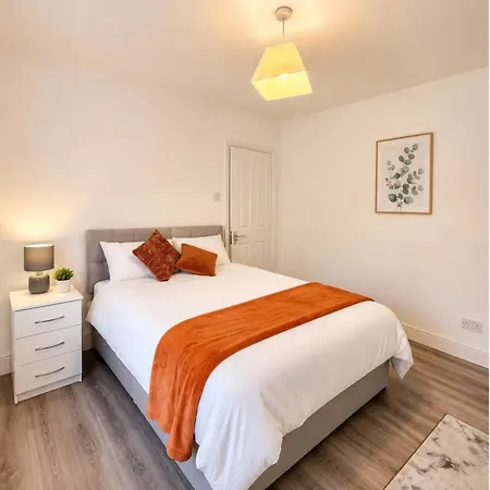 Away From 4-bed St George Apartamento Bristol